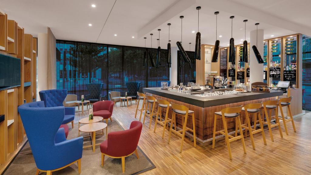 Um restaurante ou outro lugar para comer em Holiday Inn Frankfurt - Alte Oper by IHG