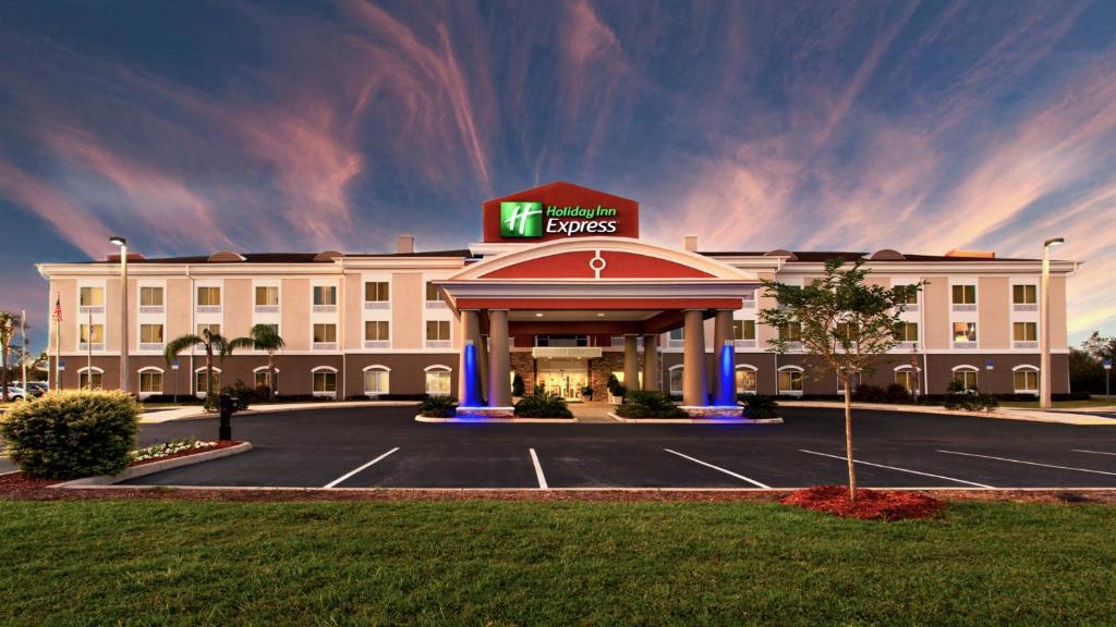 a hotel with a parking lot in front of it at Holiday Inn Express Lake Wales North-Winter Haven, an IHG Hotel in Waverly