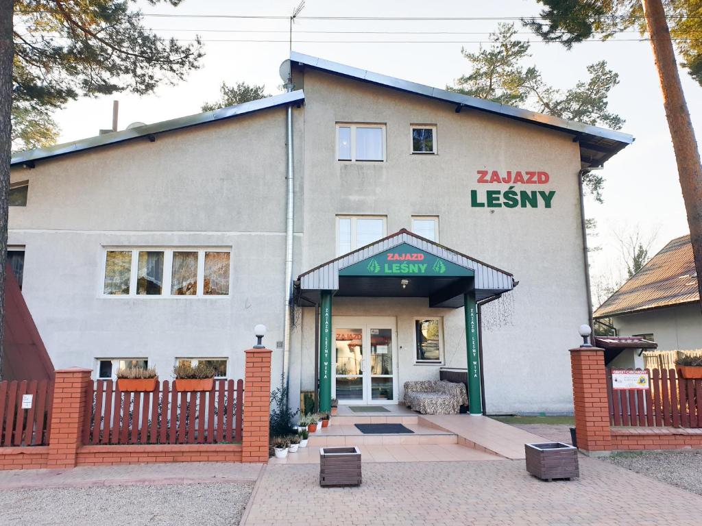 un edificio con un letrero que lee el margen de maniobra de las manos en Zajazd Leśny, en Tuszyn