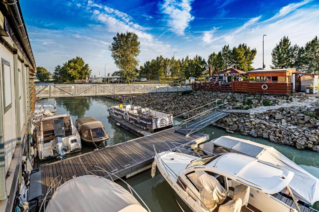 een groep boten is aangemeerd in een jachthaven bij YACHTER CLUB Modrá Čajka in Čunovo