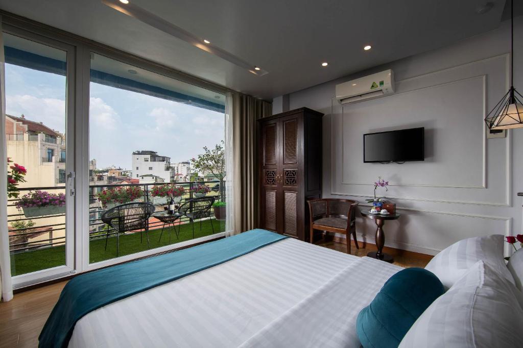 Postel nebo postele na pokoji v ubytování Hanoi Royal Palace Hotel 2