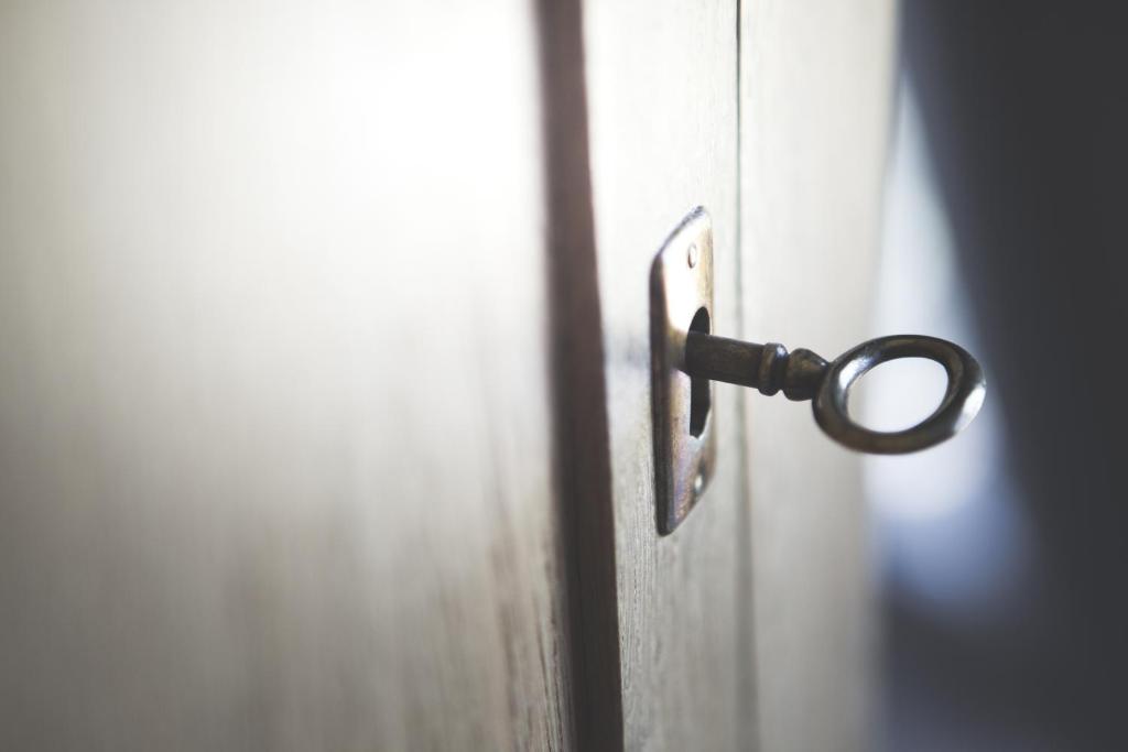 an open door with a door knob on it at B&amp;B Nieuwhof in Gistel