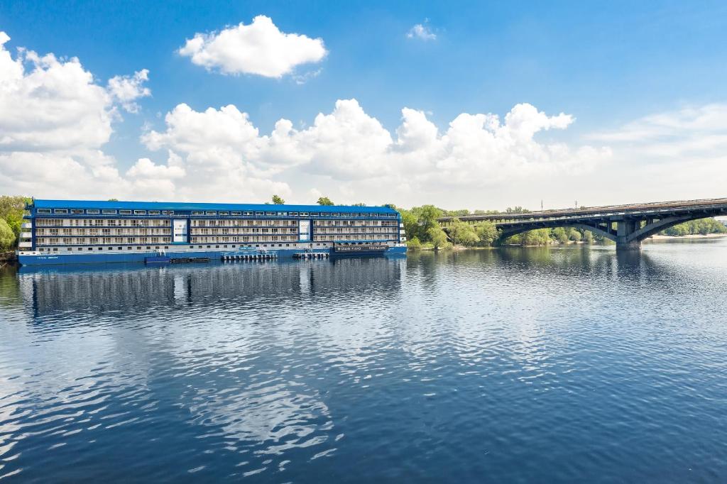 Výhled na řeku, která protéká v blízkosti hotelu