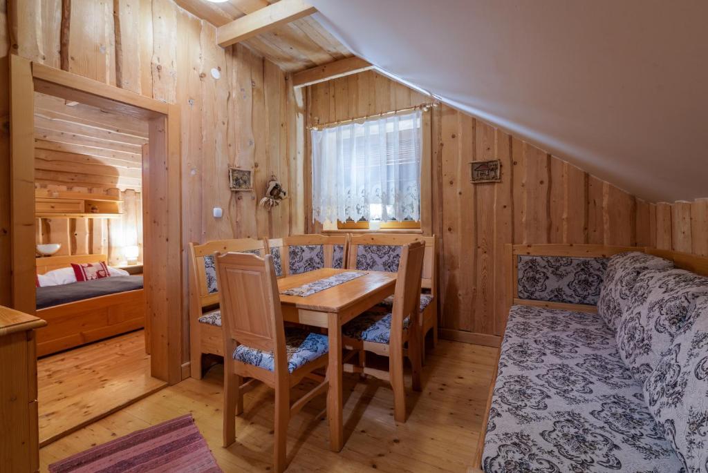 A seating area at Chaty a horský hotel Kožiar