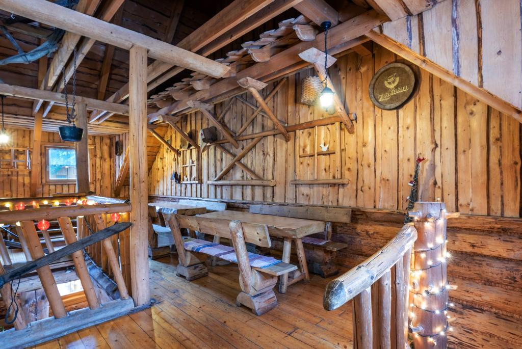 A restaurant or other place to eat at Chaty a horský hotel Kožiar