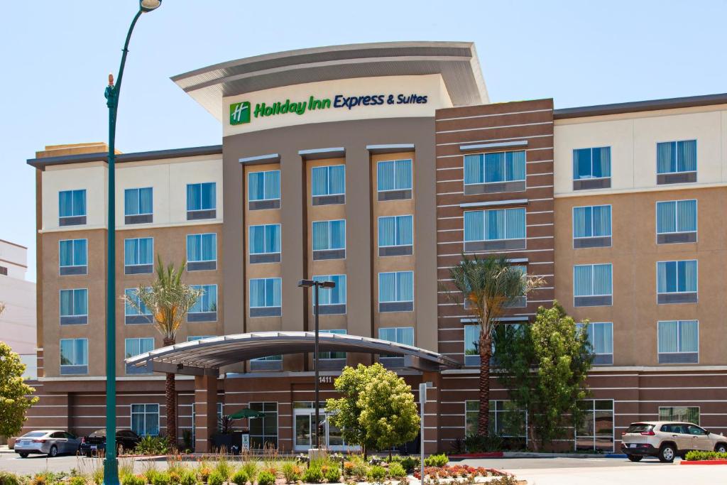 ein Hotelgebäude mit einem Schild darauf in der Unterkunft Holiday Inn Express & Suites Anaheim Resort Area by IHG in Anaheim