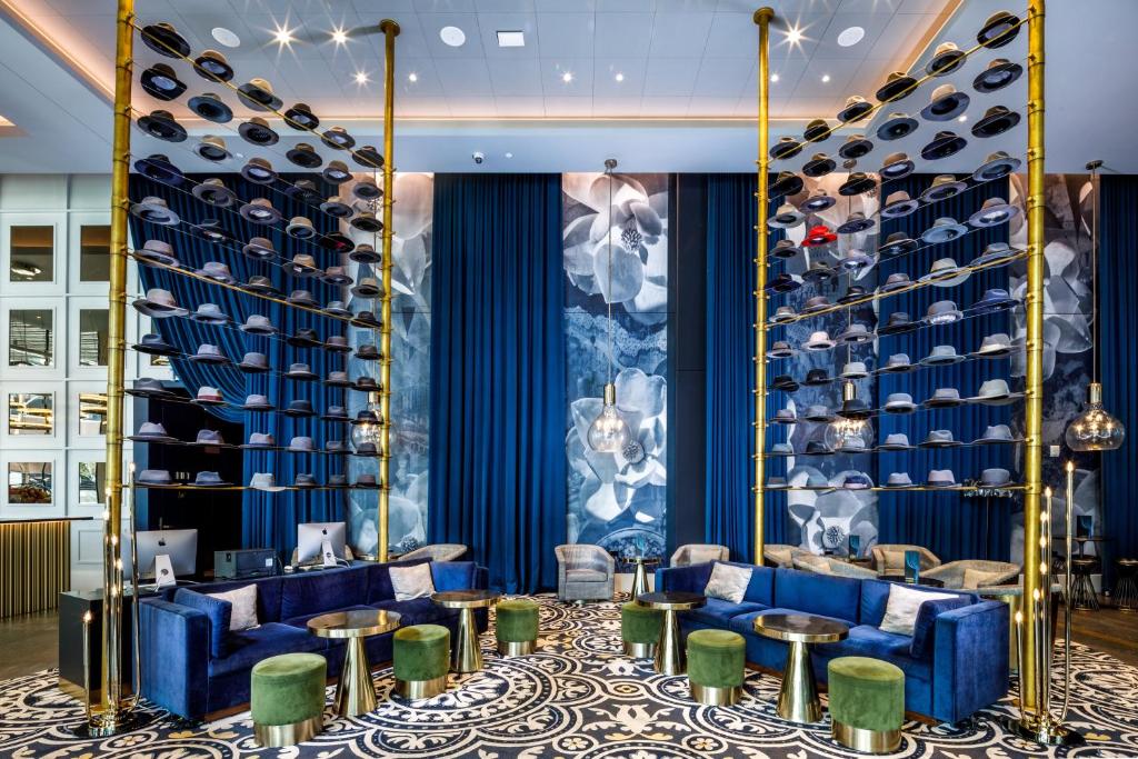 Uma área de estar em Hotel Indigo - Los Angeles Downtown by IHG