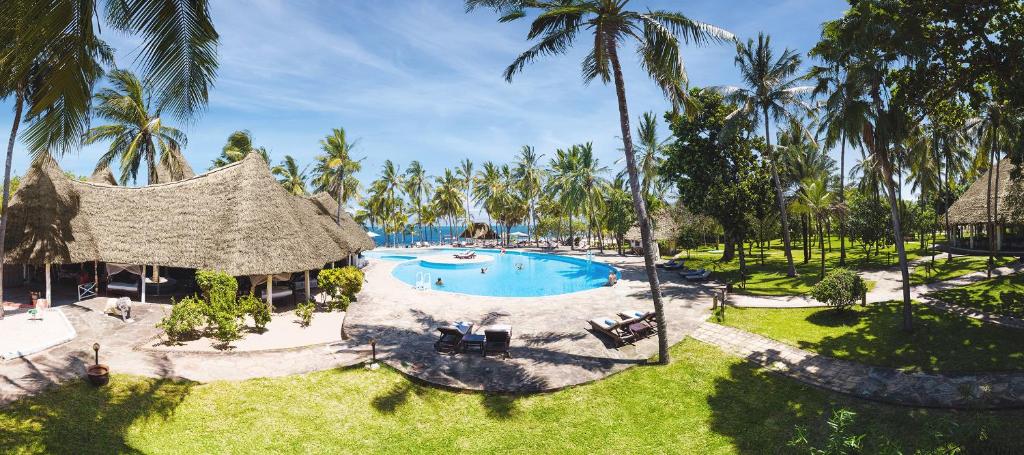 einen Luftblick auf ein Resort mit einem Pool in der Unterkunft Sandies Tropical Village in Malindi
