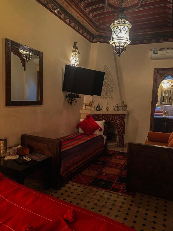 TV a/nebo společenská místnost v ubytování Riad Ghali Hotel & SPA
