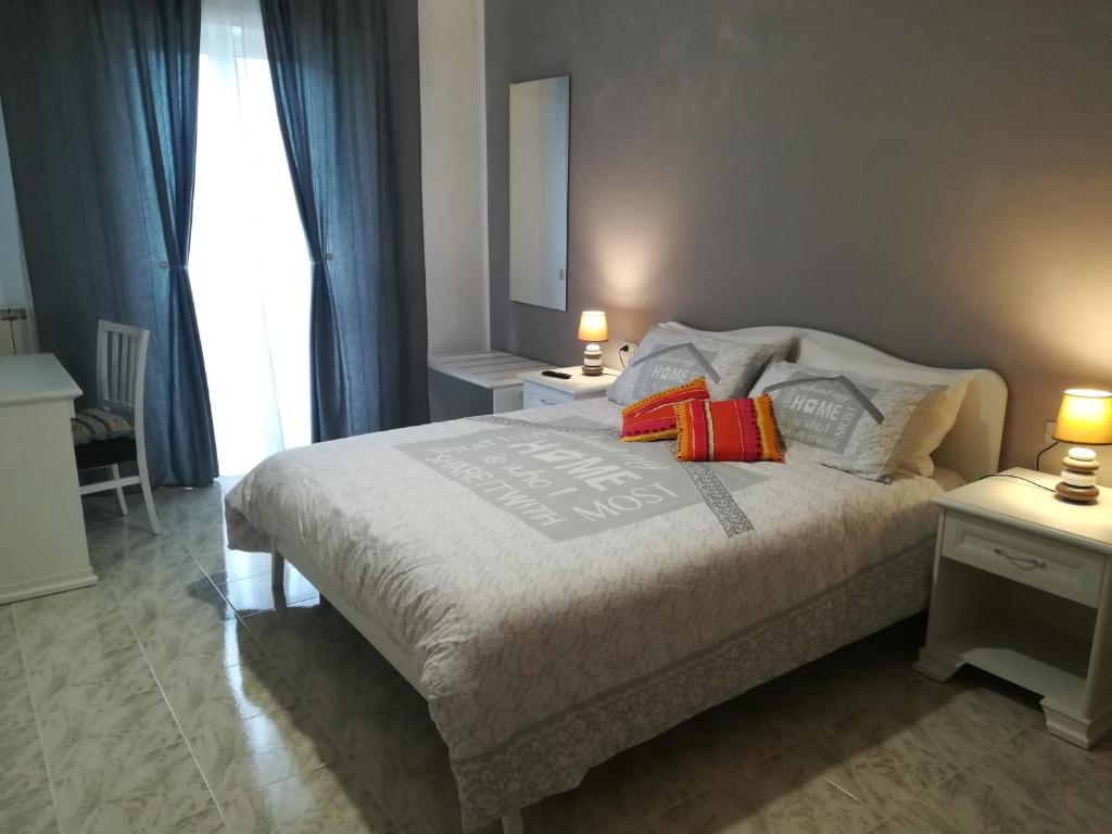 1 dormitorio con 1 cama con 2 lámparas en Affittacamere Giada, en Gubbio