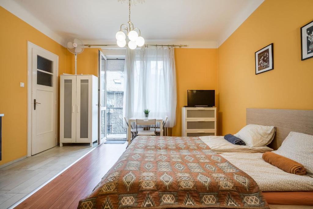 sypialnia z łóżkiem i kanapą w obiekcie BpR Cercle Point Apartment w Budapeszcie