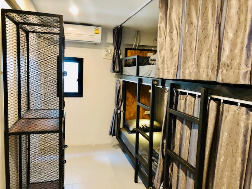 Postel nebo postele na pokoji v ubytování Zleepingpills Aonang Krabi