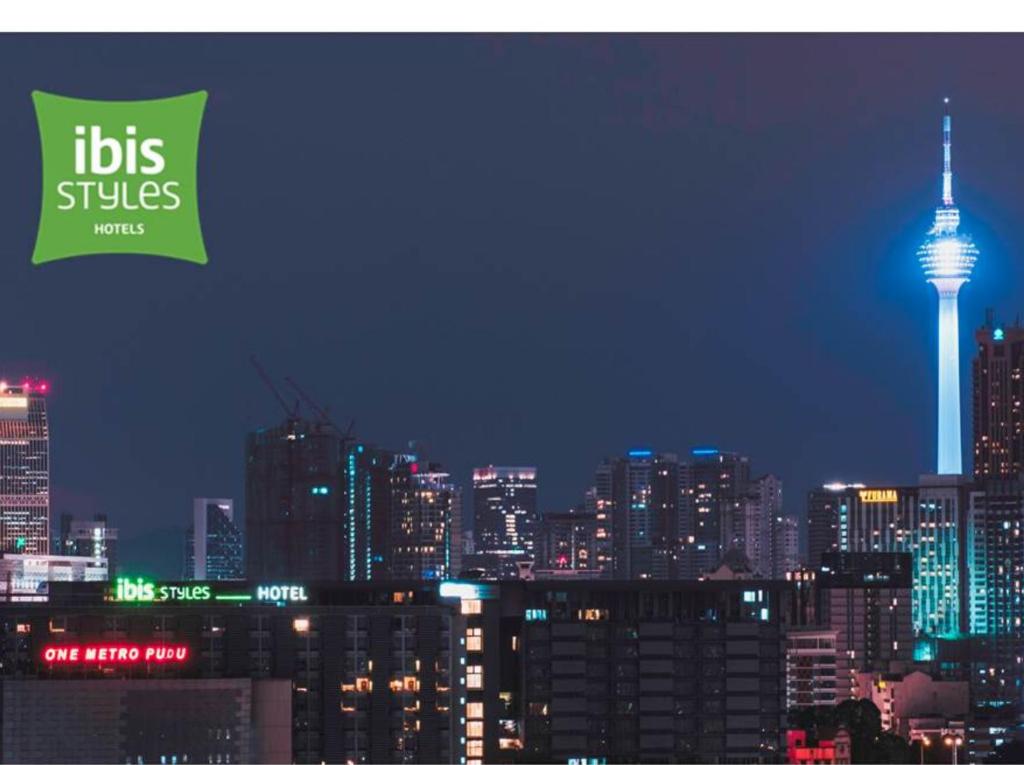 uma vista da cidade à noite com a agulha Seattle em Ibis Styles Kuala Lumpur Fraser Business Park em Kuala Lumpur