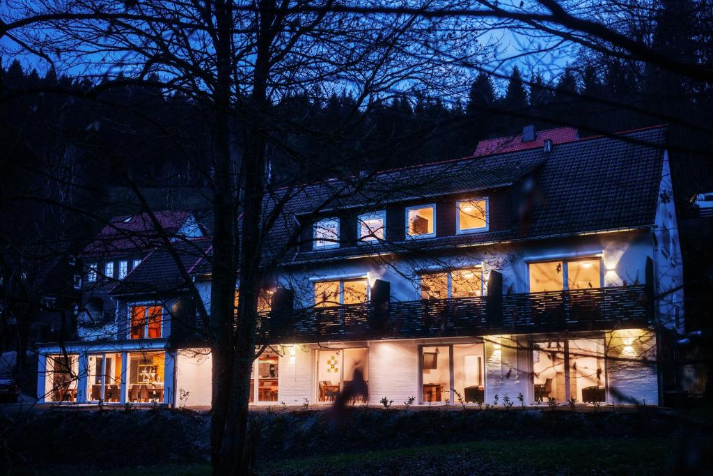 uma casa grande à noite com as luzes acesas em Hotel Hafermarkt em Wildemann