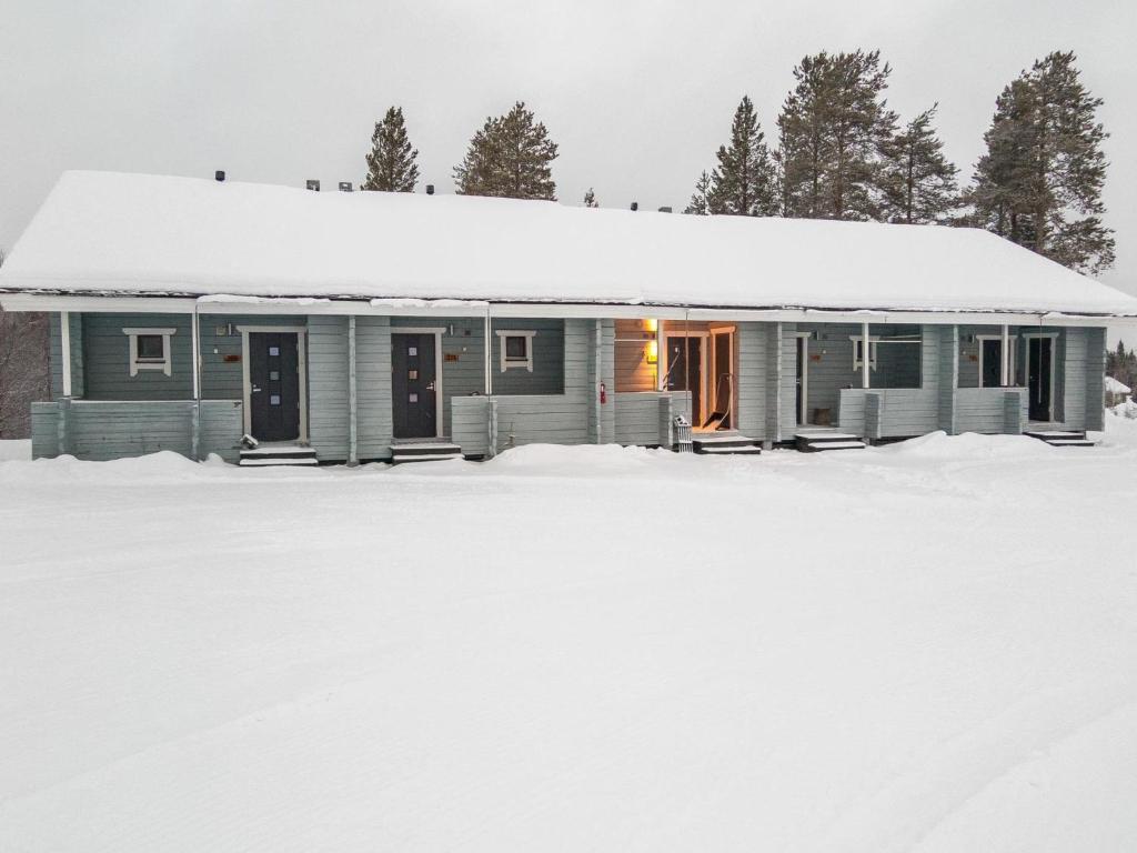 uma casa com neve no chão em frente dela em Holiday Home Lähikaltio 314 by Interhome em Äkäslompolo