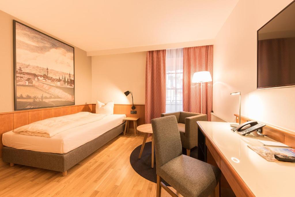 Postel nebo postele na pokoji v ubytování Hotel Bayerischer Hof