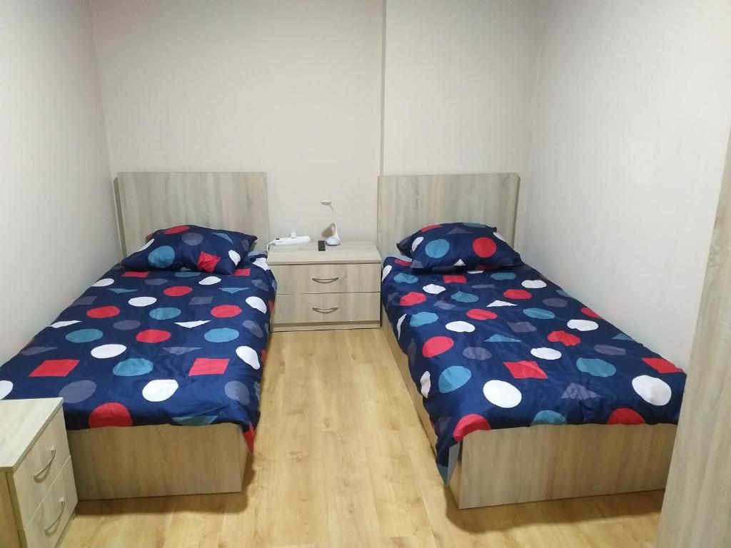 A bed or beds in a room at Agroturystyka Czerwone Maki 2 Łazienki 5 Pokoi Kuchnia - NoclegiGrodziskPL 792-535-535