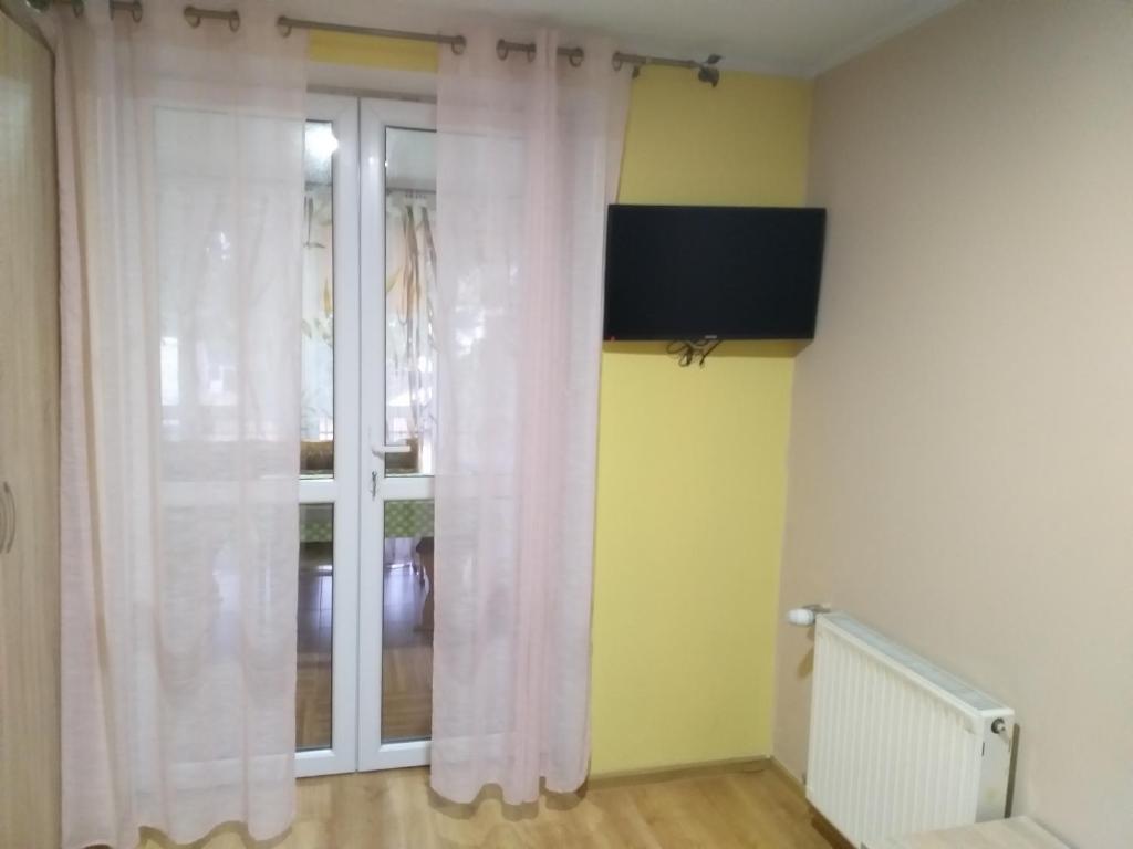 Televízia a/alebo spoločenská miestnosť v ubytovaní Agroturystyka Czerwone Maki 2 Łazienki 5 Pokoi Kuchnia - NoclegiGrodziskPL 792-535-535