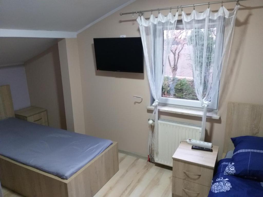 Posteľ alebo postele v izbe v ubytovaní Agroturystyka Czerwone Maki 2 Łazienki 5 Pokoi Kuchnia - NoclegiGrodziskPL 792-535-535