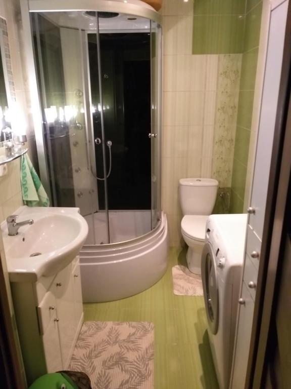 Kúpeľňa v ubytovaní Agroturystyka Czerwone Maki 2 Łazienki 5 Pokoi Kuchnia - NoclegiGrodziskPL 792-535-535