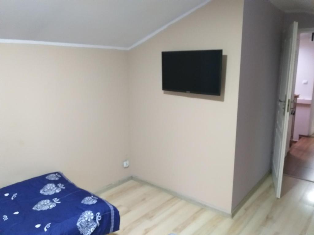 Televízia a/alebo spoločenská miestnosť v ubytovaní Agroturystyka Czerwone Maki 2 Łazienki 5 Pokoi Kuchnia - NoclegiGrodziskPL 792-535-535