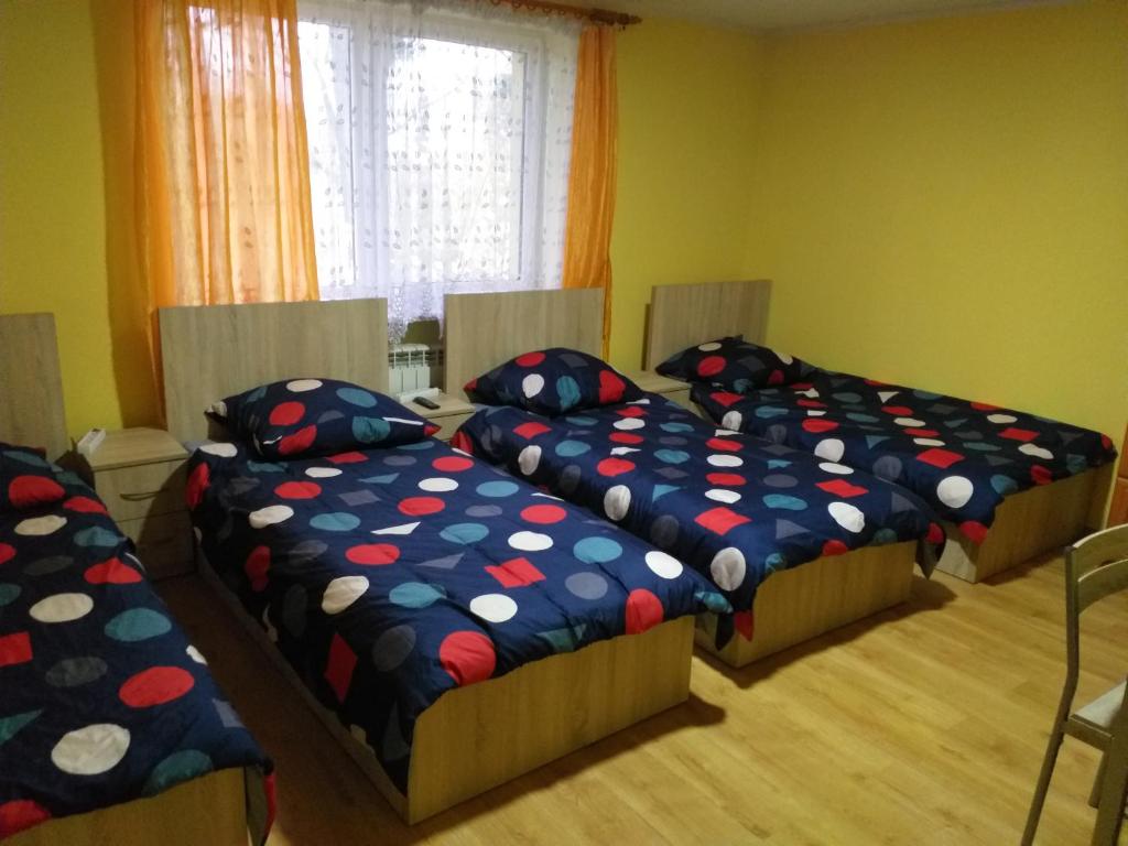 Posteľ alebo postele v izbe v ubytovaní Agroturystyka Czerwone Maki 2 Łazienki 5 Pokoi Kuchnia - NoclegiGrodziskPL 792-535-535