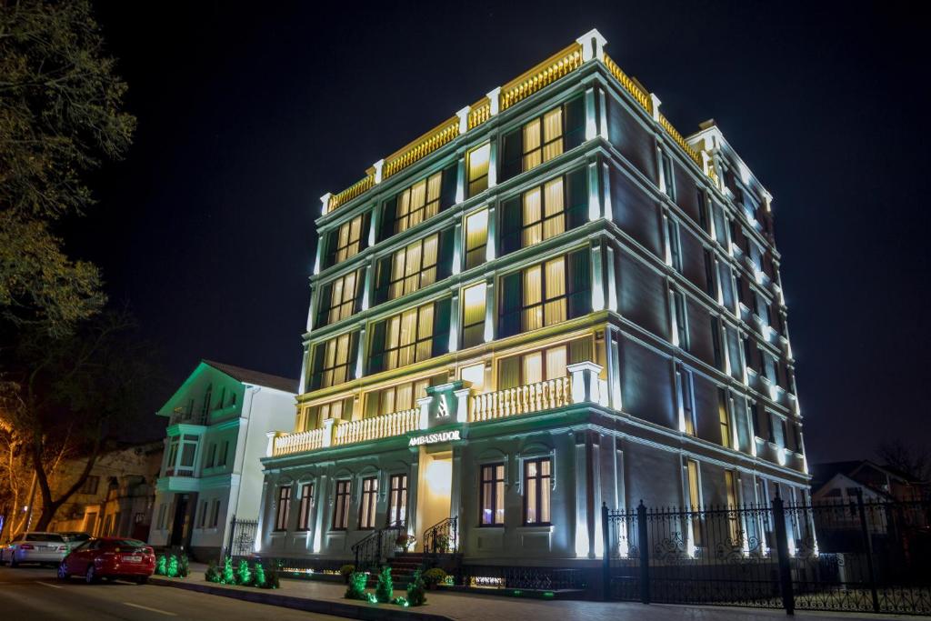 Ein Gebäude wird nachts beleuchtet in der Unterkunft Ambassador Hotel in Chişinău
