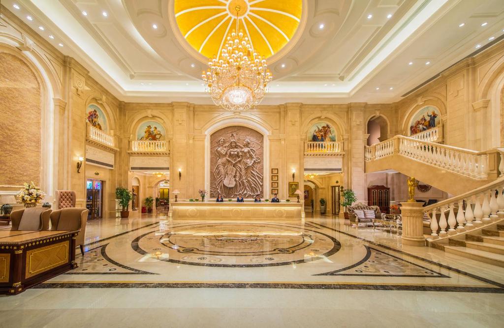 een grote lobby met een kroonluchter en een trap bij Vienna international hotel shanghai pudong airport south store in Nanhui