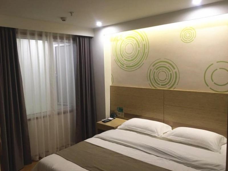 Habitación de hotel con cama y ventana en GreenTree Inn Chengde Development Zone University City Express Hotel, en Chengde