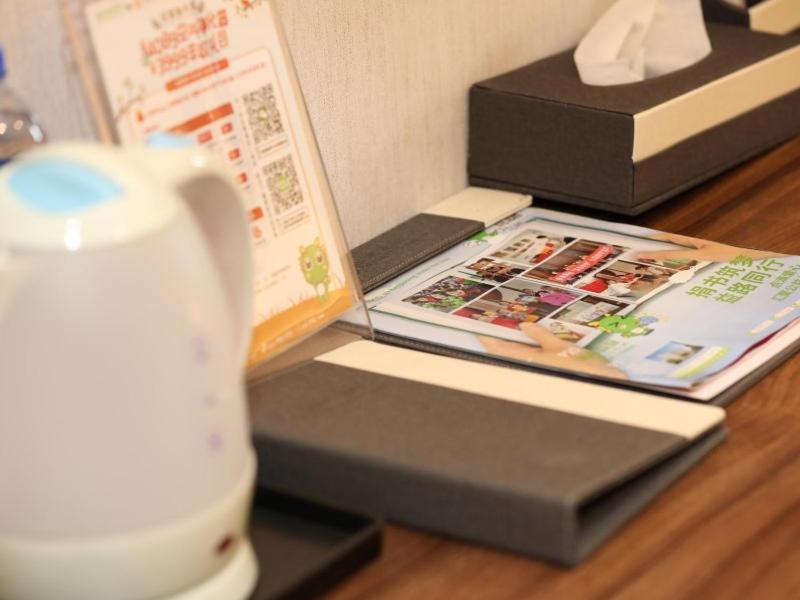 - une table avec un ordinateur portable et une boîte dans l'établissement GreenTree Inn Suzhou Caohu Industrial Park Express Hotel, à Suzhou