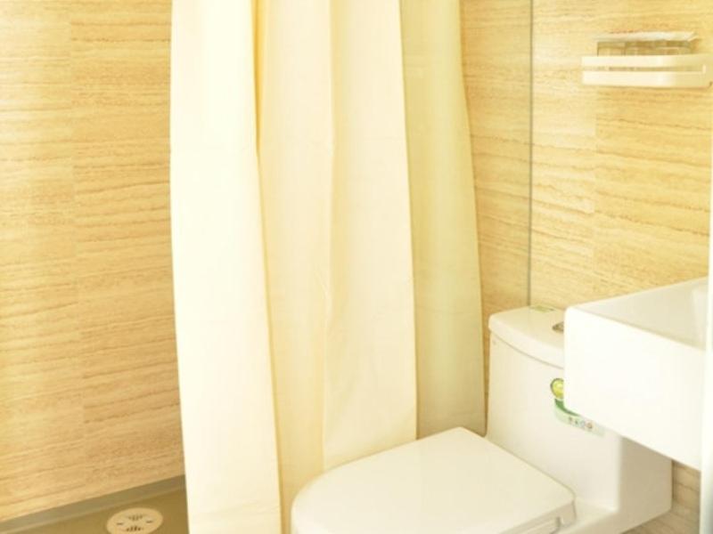 uma casa de banho com um WC branco e um chuveiro em Shell Tianshui Taian County Bus Station Hotel em Tianshui