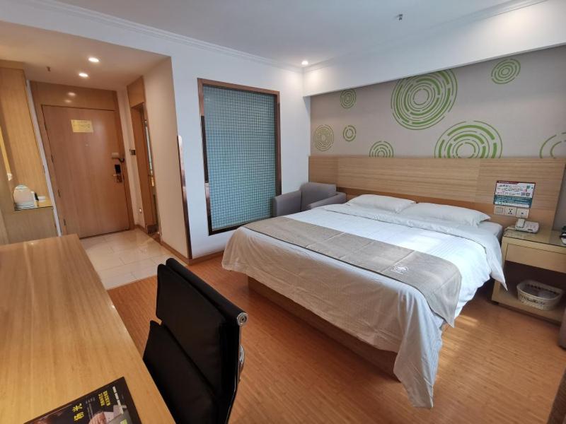 เตียงในห้องที่ GreenTree Inn Bozhou Chunyu Motor City Express Hotel