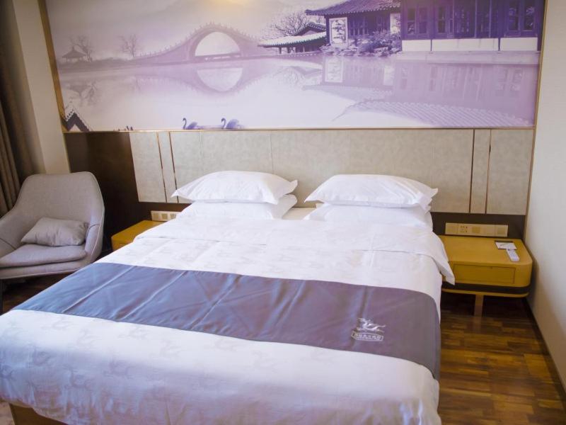 A bed or beds in a room at GreenTree Eastern Taiyuan Jinyuan District Xinjinyu Road Hotel