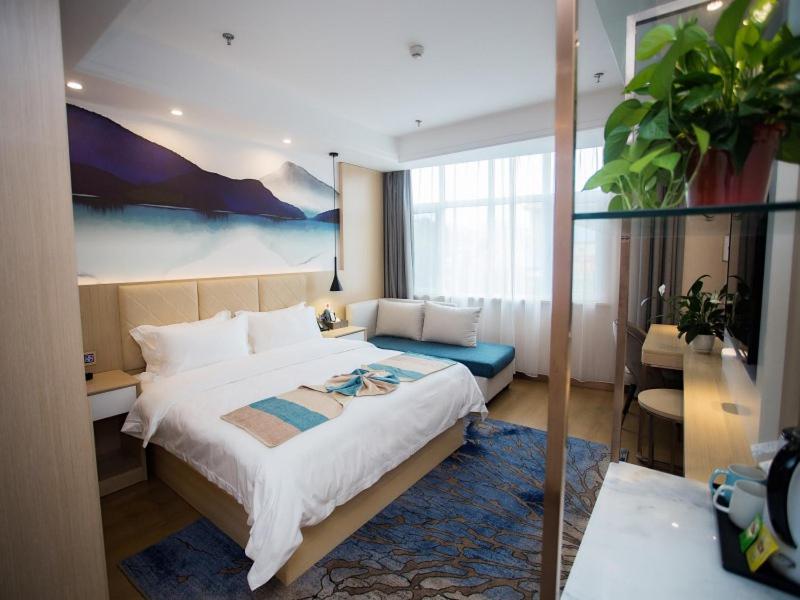 Tempat tidur dalam kamar di VX Heze Dingtao District Taoyi Road Hotel