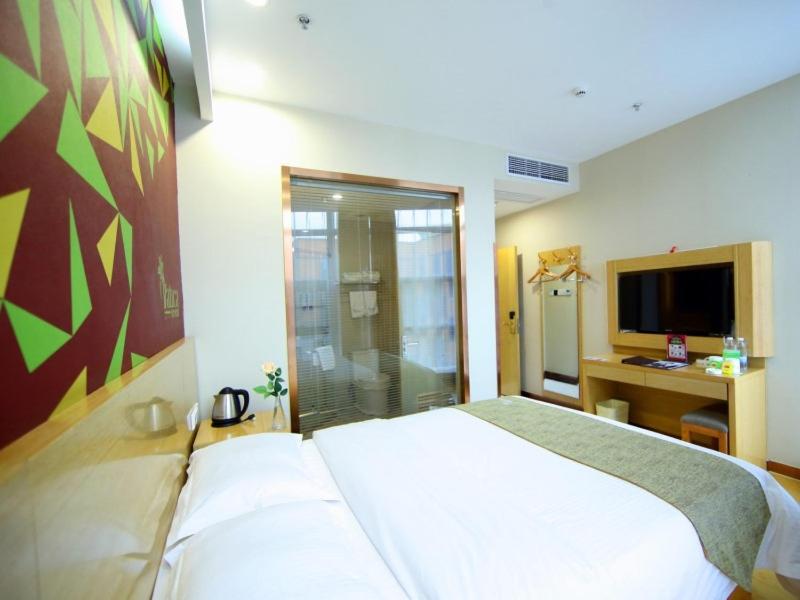 Lova arba lovos apgyvendinimo įstaigoje VaticaWuxi Huishan District Western Shengan Road Baile Square Hotel