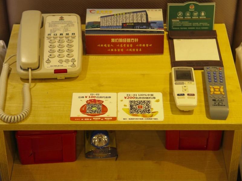 un téléphone jouet et d’autres articles sur une table dans l'établissement GreenTree Alliance Xinyang Pingqiao District Nanjing Road Dongyang Hotel, à Xinyang