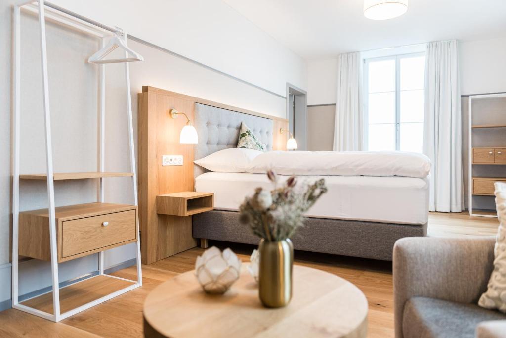 Postel nebo postele na pokoji v ubytování Hotel Weissenstein