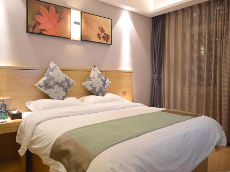 Tempat tidur dalam kamar di GreenTree Allicance Kunming Chuanjin Road Hotel