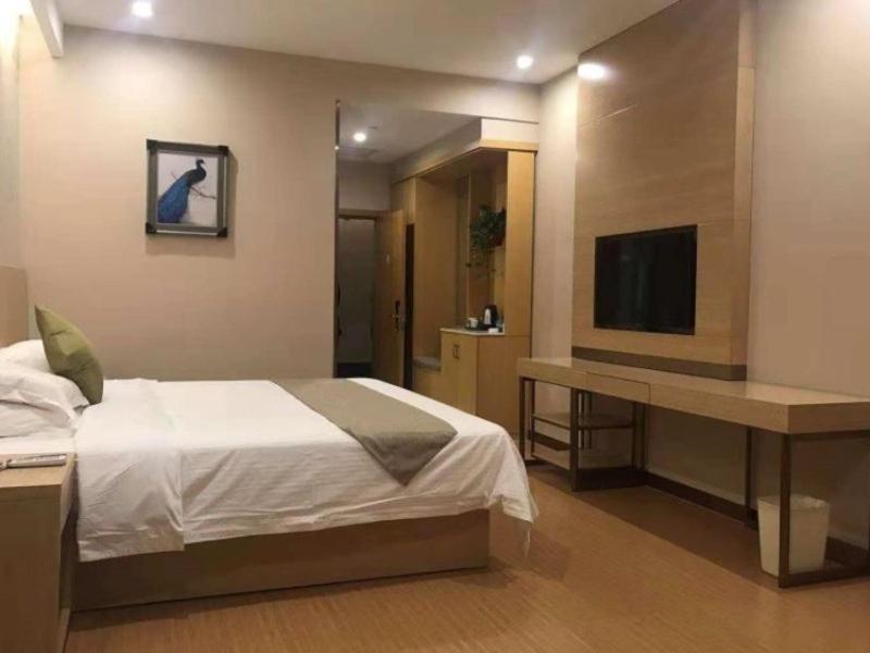 Cama o camas de una habitación en GreenTree Inn Luliang Wenshui County People's Hospital Express Hotel