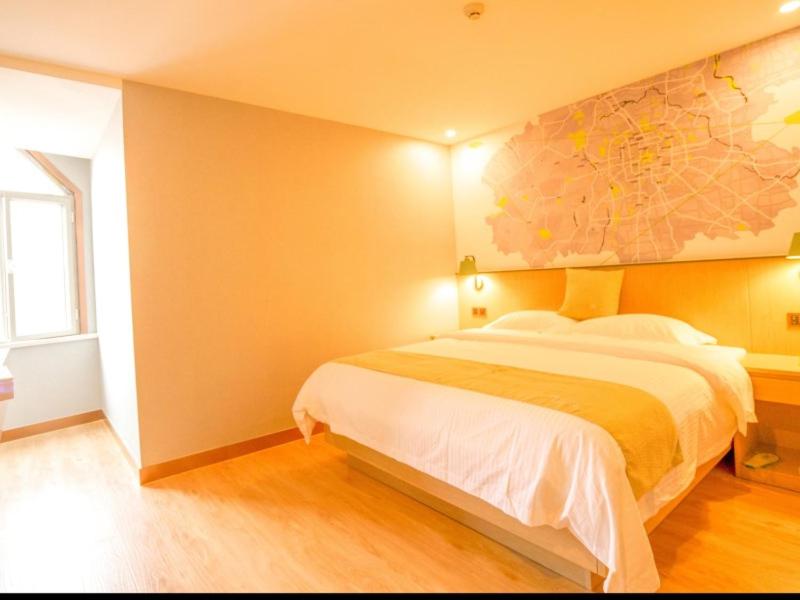 1 dormitorio con 1 cama grande y un mapa en la pared en Vatica Kashgar Ancient city of Muir Hotel, en Kashgar