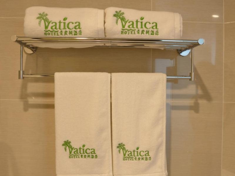 three towels on a towel rack in a bathroom at Vatica Xuzhou Suining Bus Station Bayi West Road Hotel in Suining
