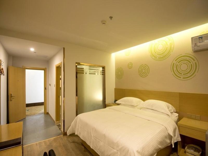 Postel nebo postele na pokoji v ubytování GreenTree Inn Zhenjiang Danyang City Danbei Town Xinqiao Business Hotel