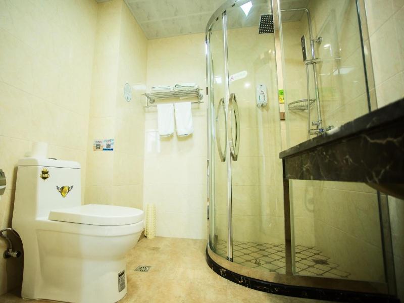 A bathroom at GreenTree Inn Zhoushan Baiquan Colorful Plaza Express Hotel