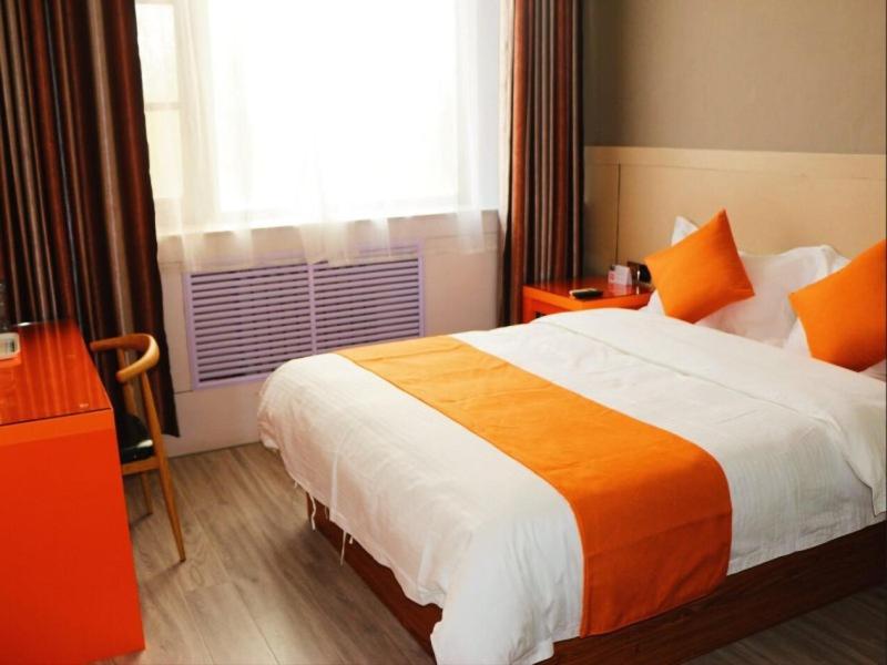 - une chambre avec un grand lit et une fenêtre dans l'établissement Shell Jining Yinzhou District Beihuan Road Innovation Building Hotel, à Jining