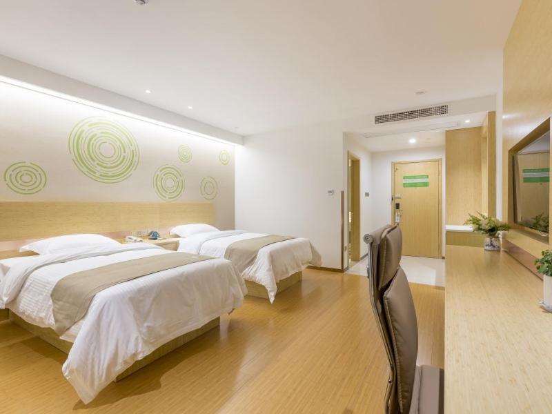 徐州的住宿－格林豪泰徐州高铁站东广场智选酒店，一间卧室,配有三张床