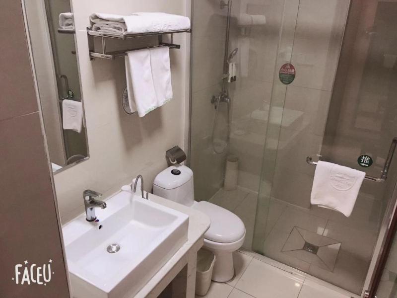 W łazience znajduje się toaleta, umywalka i prysznic. w obiekcie GreenTree Inn ShanDong JiNing Chongzhou Train Statiom Beishuncheng Street Express Hotel w mieście Yanzhou