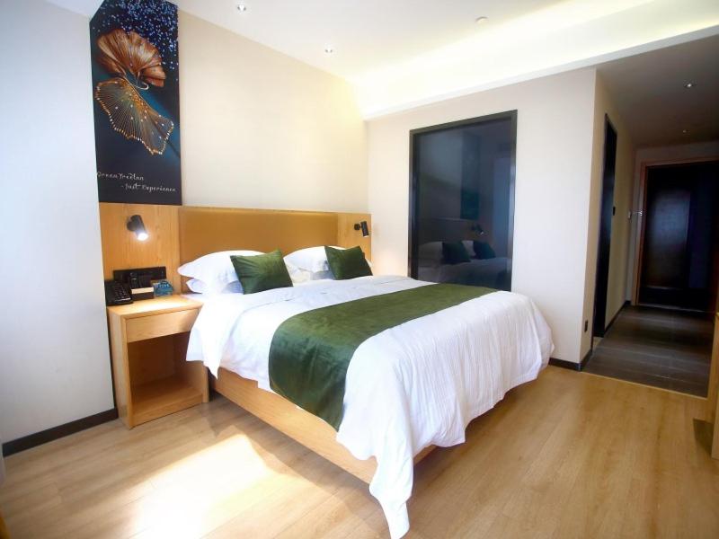 Llit o llits en una habitació de GreenTree Inn Fuyang Exhibition Center Business Hotel