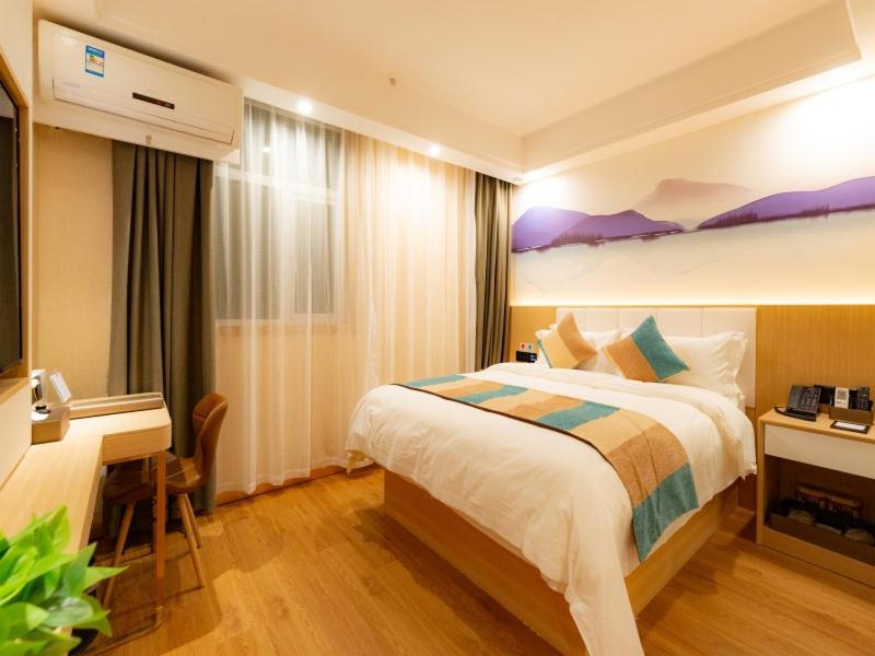 Postel nebo postele na pokoji v ubytování VX Xuzhou Yunlong District Normal University Yunlong Mountain Scenic Spot Hotel