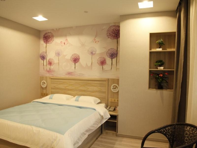 Llit o llits en una habitació de Shell Nanjing Yuhuatai DistrictMeishan Town Wanghai Pedestrian Street Hotel