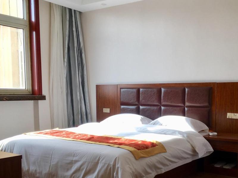 Säng eller sängar i ett rum på GreenTree Alliance Tianshui Railway Station Hotel